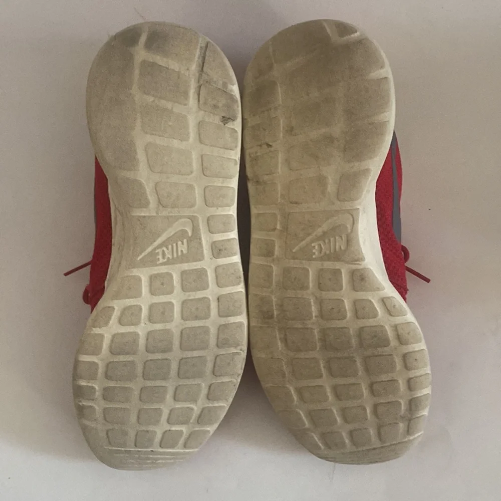 NIKE Men’s Roche Red w/ Gray Swoosh 10.5 GUC $100